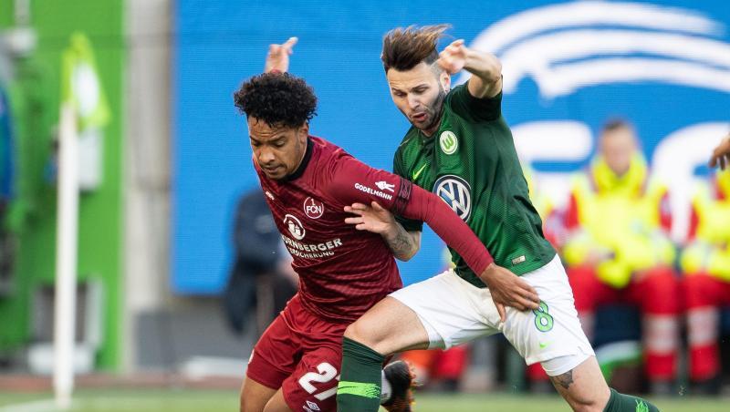Nürnbergs Matheus Pereira (l) spielt gegen Wolfsburgs Renato Steffen. Foto: Swen Pförtner Nürnbergs Matheus Pereira (l) spielt gegen Wolfsburgs Renato Steffen. Foto: Swen Pförtner