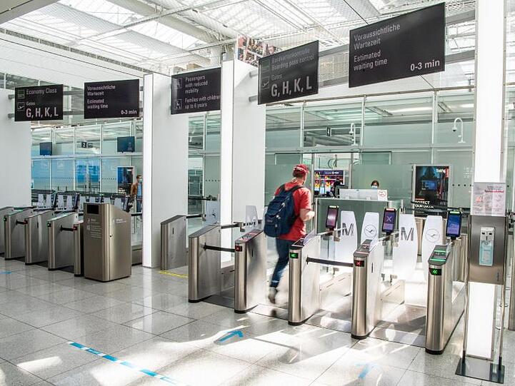 Ein Fluggast geht am leeren Terminal 2 zur Sicherheitskontrolle. Foto: Peter Kneffel/dpa/Archivbild