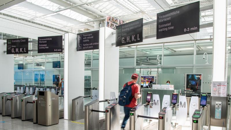 Ein Fluggast geht am leeren Terminal 2 zur Sicherheitskontrolle. Foto: Peter Kneffel/dpa/Archivbild Ein Fluggast geht am leeren Terminal 2 zur Sicherheitskontrolle. Foto: Peter Kneffel/dpa/Archivbild