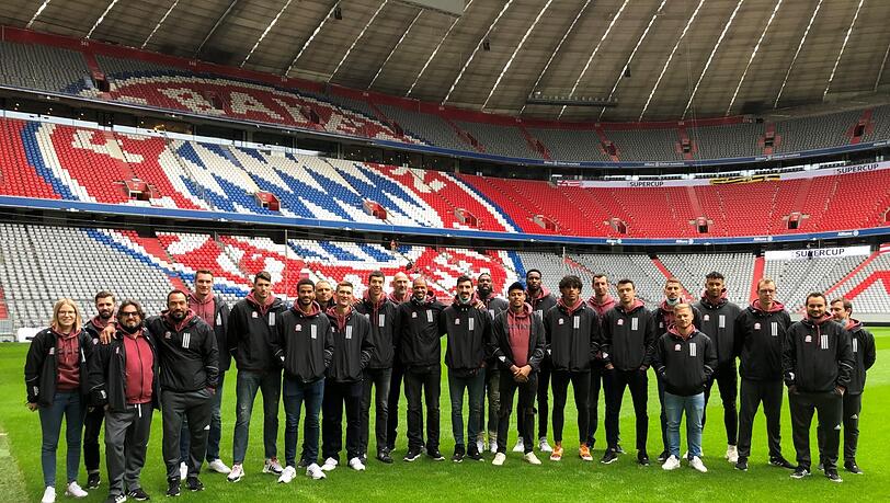 "Ich fand unseren Besuch wirklich beeindruckend", sagt Trinchieri (3.v.l.) über die Besichtigung der Allianz Arena mit dem Team. "Ich fand unseren Besuch wirklich beeindruckend", sagt Trinchieri (3.v.l.) über die Besichtigung der Allianz Arena mit dem Team.