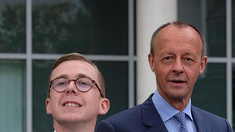 Nahmen an einer Wahlkampfveranstaltung in Halle teil: der CDU-Bundestagsabgeordnete Philipp Amthor (l) und der CDU-Politiker Friedrich Merz.