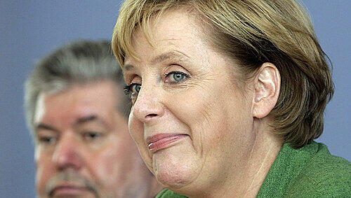 Bundeskanzlerin Angela Merkel schaut skeptisch. Kurt Beck resigniert. Warum? Bundeskanzlerin Angela Merkel schaut skeptisch. Kurt Beck resigniert. Warum?