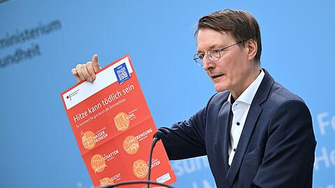 Bundesgesundheitsminister Karl Lauterbach stellt in Berlin den Hitzeschutzplan vor.