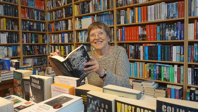Buchhändlerin Monika Dobler inmitten von fiktivem Mord und Totschlag.