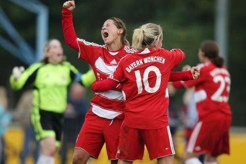 Jubel:Die Bayern-Frauen Julia und Bianca Rech.