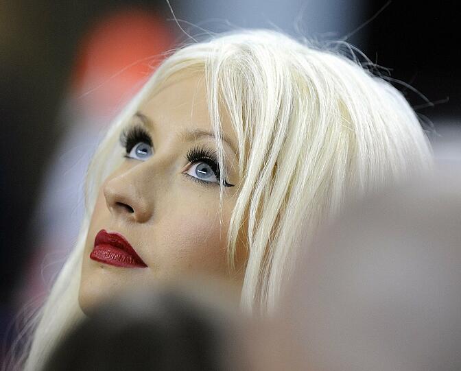Kein Wunder, dass Jahr für Jahr auch die Stars und Sternchen sich beim Super Bowl die Ehre geben - wie hier beispielsweise Christin Aguilera, die ebenfall schon einmal in der Halbzeitshow auftreten durfte.