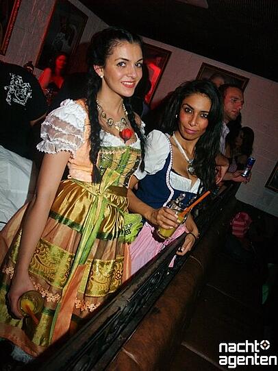 Auch im Crown's Club tummelten sich trotz fehlendem Wiesn-Motto jede Menge Trachtenträger. Mehr Bilder unter: www.nachtagenten.de.