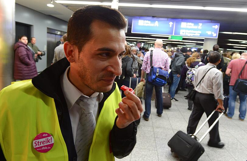 Mit Trillerpfeifen fordern Sicherheitsmitarbeiter am Flughafen Frankfurt mehr Lohn.