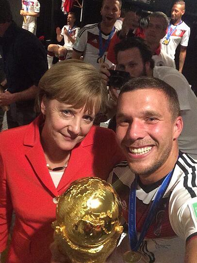 Wie schon nach dem ersten Spiel gegen Portugal bekam Lukas Podolski noch ein persönliches Foto mit Angela Merkel.