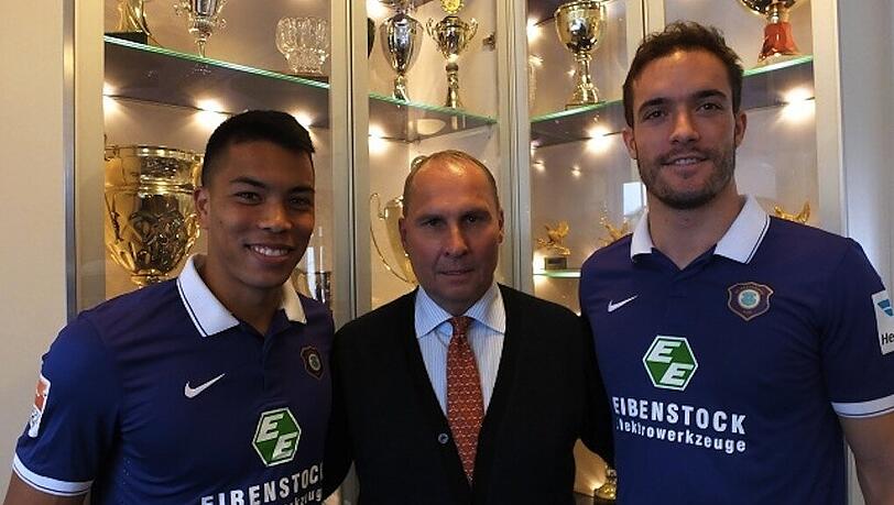 Bobby Wood (li.) in neuem Dress: Der US-Amerikaner stürmt für Aue. Bobby Wood (li.) in neuem Dress: Der US-Amerikaner stürmt für Aue.