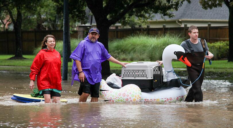 Menschen bringen sich und ihre Habseligkeiten in Houston in Sicherheit.