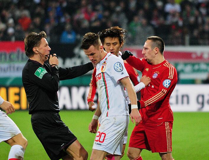 18. Dezember 2012: Ribéry wischt im DFB-Pokal-Achtelfinale Augsburgs Koo voll durchs Gesicht und kassiert dafür die Rote Karte.