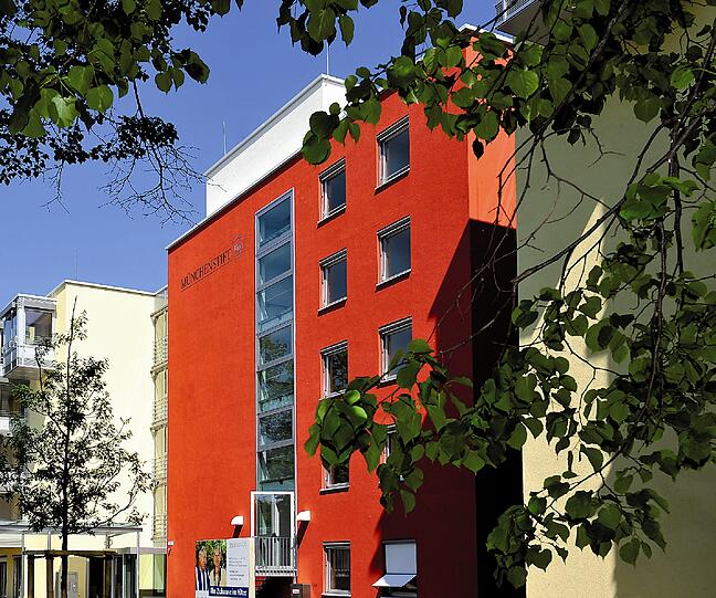 Die Mitarbeiterin des Münchenstifts spricht über die Arbeitsweisen in den Münchner Altenheimen.