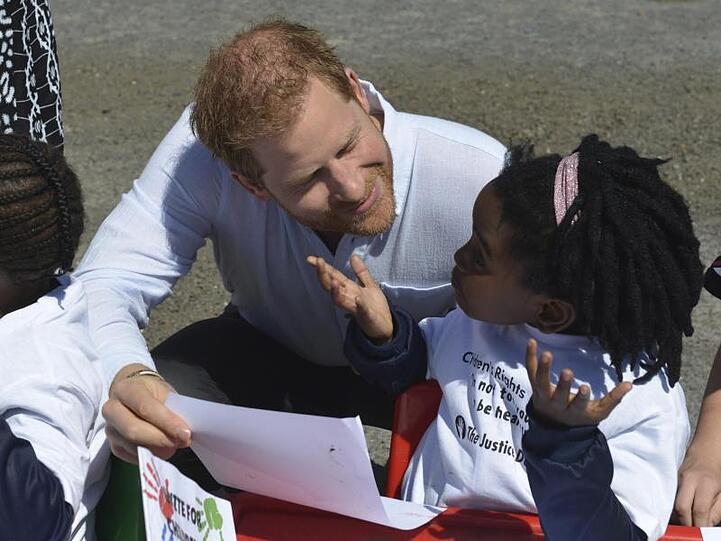 Harry bei seiner Ankunft in einer Methodistenkirche, die über ein Frauen-Empowerment-Programm verfügt, das die Kinder in der Gemeinde über ihre Rechte, Sicherheit und Selbstverteidigung unterrichtet.