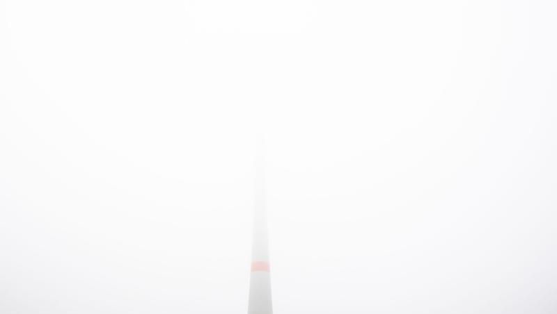 Ein Windrad verschwindet fast gänzlich in dichtem Nebel. Foto: Julian Stratenschulte/dpa/Archivbild Ein Windrad verschwindet fast gänzlich in dichtem Nebel. Foto: Julian Stratenschulte/dpa/Archivbild