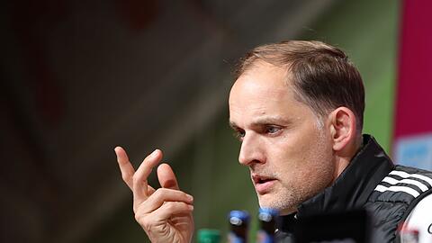 Trainer Thomas Tuchel vom 1.FC Bayern München spricht in der Pressekonferenz.