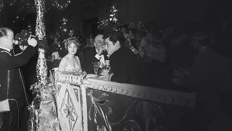 Romy Schneider mit Alain Delon bei einem Ball im Deutschen Theater.