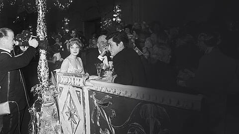 Romy Schneider mit Alain Delon bei einem Ball im Deutschen Theater.