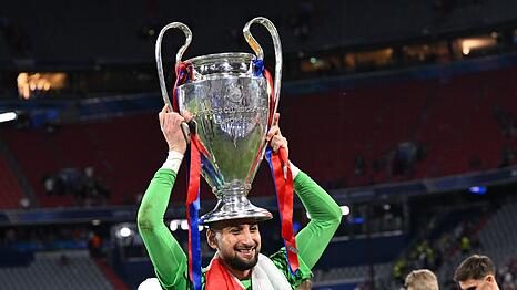 Kr&ouml;nung: Gianluigi Donnarumma mit der Champions-League-Troph&auml;e.