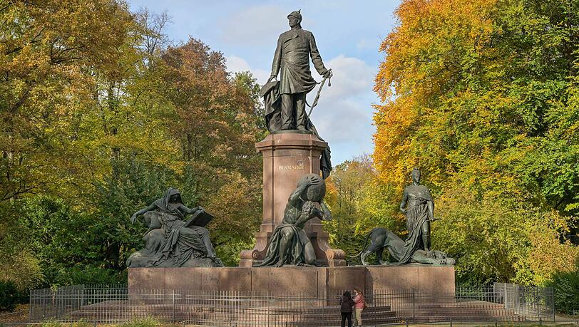 Das Berliner Denkmal f&uuml;r Otto von Bismarck (1815 bis 1898), den Begr&uuml;nder des Sozialstaates der Moderne. Er f&uuml;hrte 1889 die gesetzliche Rentenversicherung ein, um die Radikalisierung der Arbeiterschaft zu verhindern.