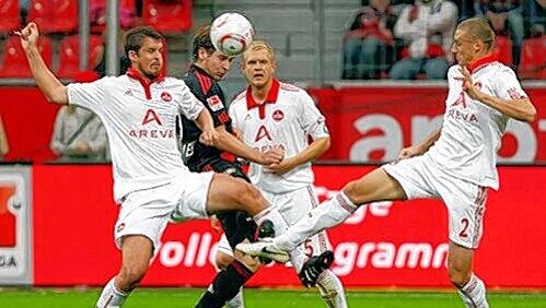 Der Club-Riegel: Keine Chance für Bayer-Stürmer Patrick Helmes gegen Per Nilsson, Andy Wolf und Timmy Simons (von links). Der Club-Riegel: Keine Chance für Bayer-Stürmer Patrick Helmes gegen Per Nilsson, Andy Wolf und Timmy Simons (von links).