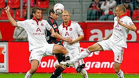 Der Club-Riegel: Keine Chance für Bayer-Stürmer Patrick Helmes gegen Per Nilsson, Andy Wolf und Timmy Simons (von links).
