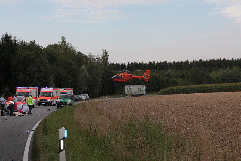 Bei dem Unfall wurde das Vorderrad des Motorrads einfach abgerissen: Bei Taufkirchen sind vier Menschen schwer verletzt worden. Die Bilder