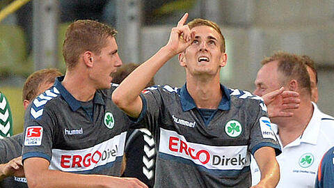 Die Fürther Kevin Kraus (l.) und Torschütze Dominick Drexler bejubeln den Siegtreffer zum 2:1 durch Drexler in der 86. Minute.