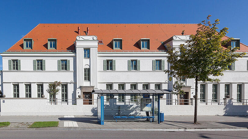 Moosacher Straße 66 in Milbertshofen: In dem neuklassizistischen Bau hat BMW Show-Räume &ndash; jetzt erstrahlt es wieder in altem Glanz.