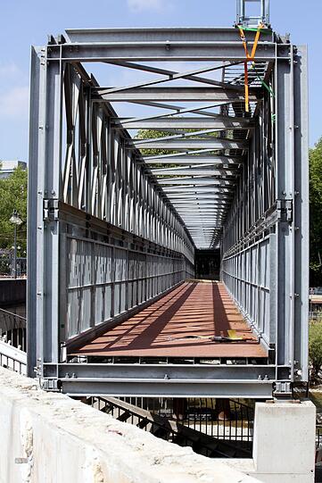 Hereinspaziert: die käfigartige Fußgängerbrücke mit Blick Richtung Innenstadt, verschwindet rechts beim Vater-Rhein-Brunnen.