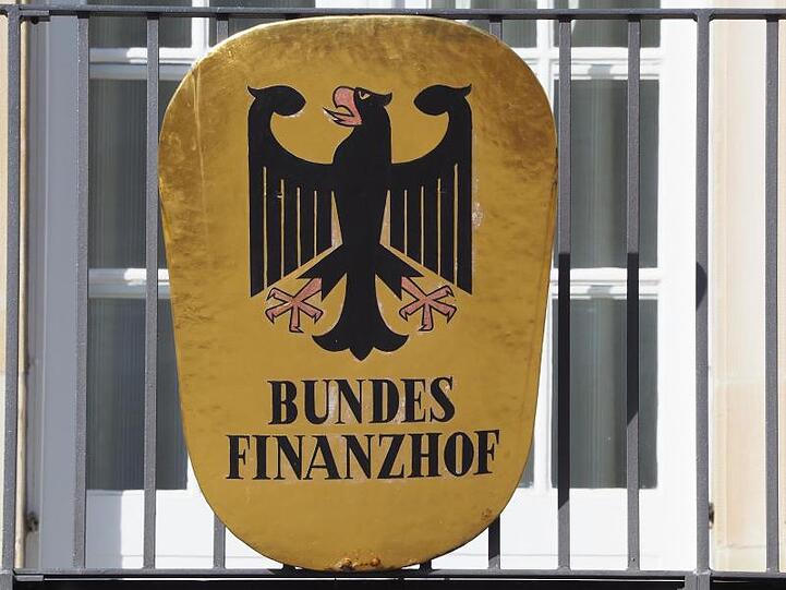 Ein Schild mit der Aufschrift "Bundesfinanzhof" ist am Bundesfinanzhof zu sehen. Foto: Carsten Hoefer/dpa/Archivbild