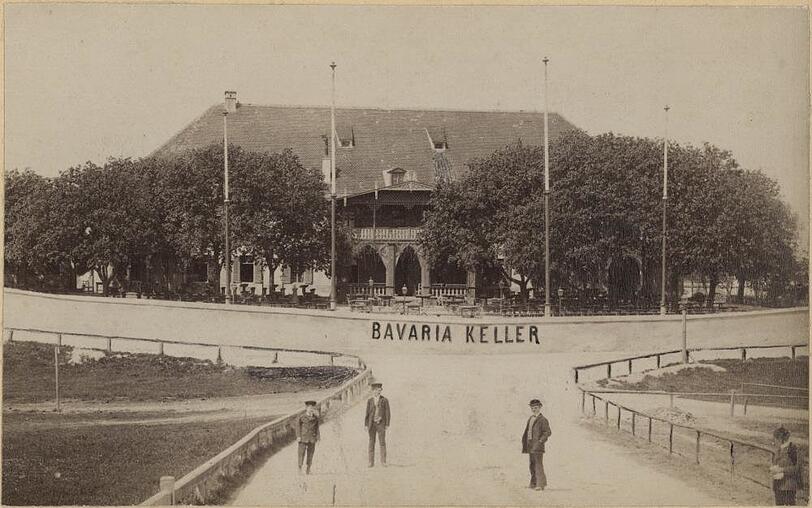 Was für ein Gebäude! Der Bavaria-Keller im Jahr 1895. Seit 1812 stand der Keller an der Hangkante der Theresienhöhe, unter den Kastanien wurde Bier ausgeschenkt. Abriss: 1970.