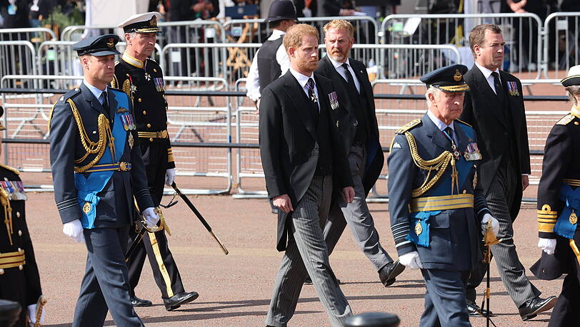 Queen Elizabeth II. ist tot: Royals zeigen sich tief bewegt beim emotionalen Londoner Trauerzug - Vimarsana News