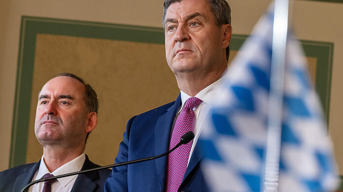 Sie zankten und sie stritten: Nun machen Hubert Aiwanger (re.) und Markus Söder in Bayern doch wieder gemeinsame Sache.