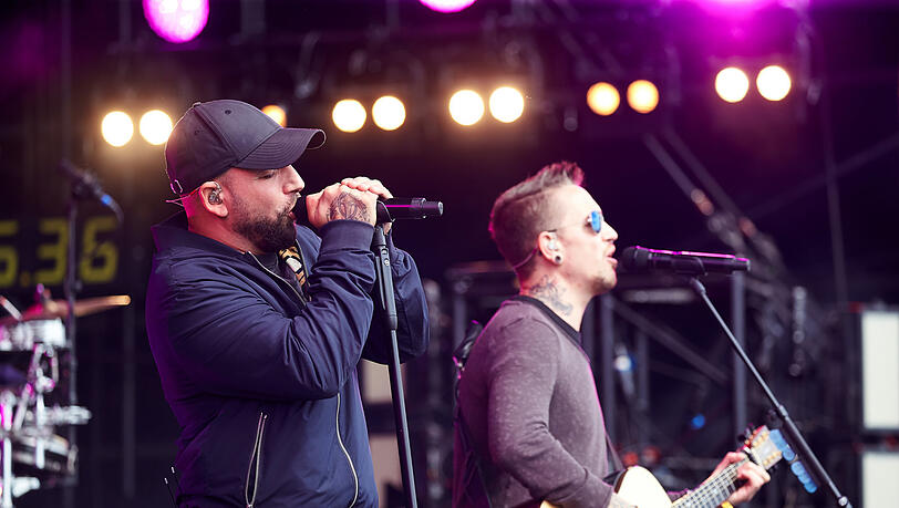Christopher Seiler (l.) und Bernhard Speer von der österreichischen Band "Seiler & Speer" auf der Hauptbühne des Open-air-Festivals "Rock am Ring". Christopher Seiler (l.) und Bernhard Speer von der österreichischen Band "Seiler & Speer" auf der Hauptbühne des Open-air-Festivals "Rock am Ring".