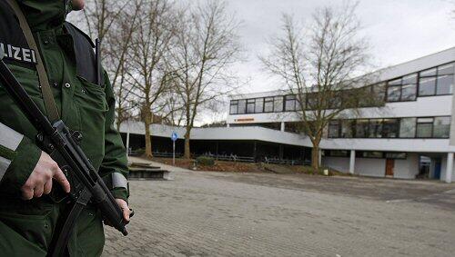 Nach dem Amoklauf in Winnenden wurden bereits zwei junge Männer wegen ähnlicher Drohungen festgenommen. Nach dem Amoklauf in Winnenden wurden bereits zwei junge Männer wegen ähnlicher Drohungen festgenommen.