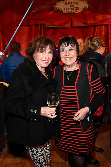 Dunja Siegel und Uschi Ackermann ließen sich das Zirkus-Spektakel ebenfalls nicht entgehen. Dunja Siegel und Uschi Ackermann ließen sich das Zirkus-Spektakel ebenfalls nicht entgehen.