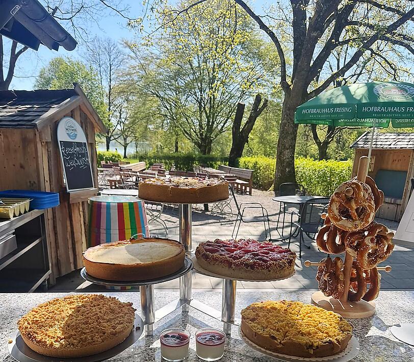 Einkehr mit Seeblick. Die Auswahl reicht von der Brezn bis zum Kuchen. Einkehr mit Seeblick. Die Auswahl reicht von der Brezn bis zum Kuchen.
