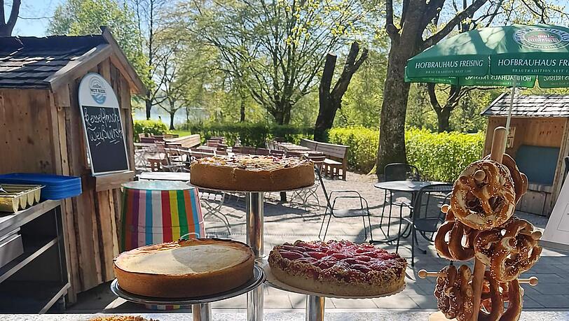 Einkehr mit Seeblick. Die Auswahl reicht von der Brezn bis zum Kuchen. Einkehr mit Seeblick. Die Auswahl reicht von der Brezn bis zum Kuchen.