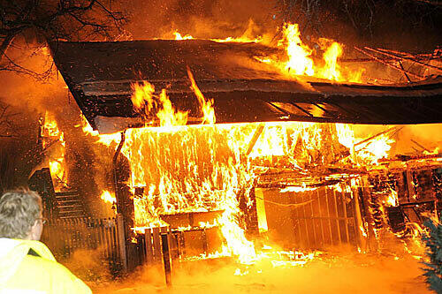 Flammenmeer in Ising: Bei einem Garagenbrand entstand ein Sachschaden von 500.000 Euro