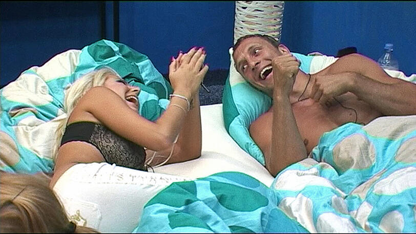 ..Jordan amüsiert sich im Bett. Aber nicht mit David.