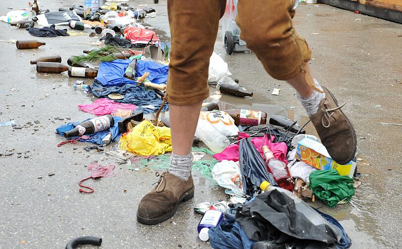 Während des Münchner Oktoberfestes haben die Mitarbeiter der Straßenreinigung in diesem Jahr rund 280 Tonnen Abfall auf dem Festgelände aufgesammelt und entsorgt.