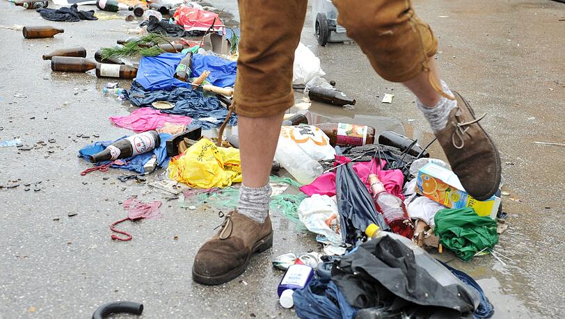 Während des Münchner Oktoberfestes haben die Mitarbeiter der Straßenreinigung in diesem Jahr rund 280 Tonnen Abfall auf dem Festgelände aufgesammelt und entsorgt. Während des Münchner Oktoberfestes haben die Mitarbeiter der Straßenreinigung in diesem Jahr rund 280 Tonnen Abfall auf dem Festgelände aufgesammelt und entsorgt.