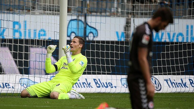 Vitus Eicher feierte beim 2:1-Zittersieg des TSV 1860 über den FC St. Pauli sein Heim-Debüt bei den Profis. Vitus Eicher feierte beim 2:1-Zittersieg des TSV 1860 über den FC St. Pauli sein Heim-Debüt bei den Profis.