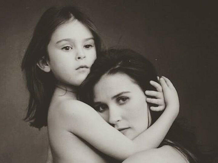 Demi Moores aktuellstes Twitter-Bild zeigt sie mit ihrer Tochter Rumer Willis als Kind
