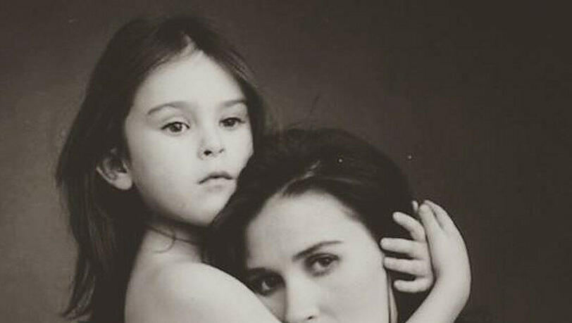 Demi Moores aktuellstes Twitter-Bild zeigt sie mit ihrer Tochter Rumer Willis als Kind Demi Moores aktuellstes Twitter-Bild zeigt sie mit ihrer Tochter Rumer Willis als Kind