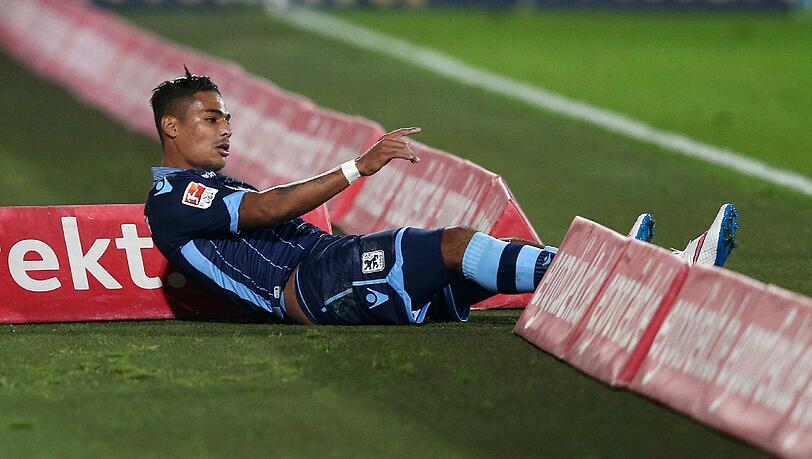 Äußert sich über seine Zukunft: Rubin Okotie, Stürmer des TSV 1860 und österreichischer Nationalspieler. Äußert sich über seine Zukunft: Rubin Okotie, Stürmer des TSV 1860 und österreichischer Nationalspieler.