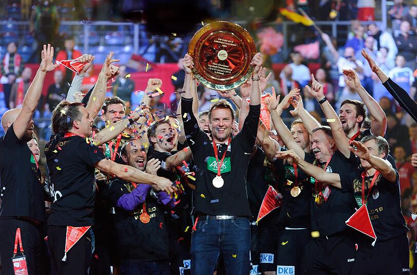 Hoch den Teller: Durch den Titelgewinn bei der EM steht Sigurdsson nun fast in einer Reihe mit Ex-Bundestrainer Brand.
