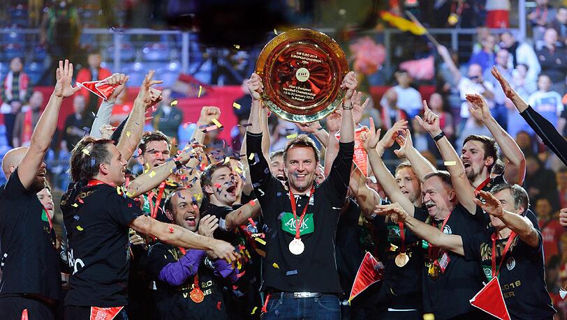 Hoch den Teller: Durch den Titelgewinn bei der EM steht Sigurdsson nun fast in einer Reihe mit Ex-Bundestrainer Brand. Hoch den Teller: Durch den Titelgewinn bei der EM steht Sigurdsson nun fast in einer Reihe mit Ex-Bundestrainer Brand.