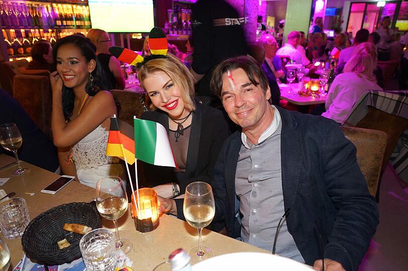 Hunderte feierten den Einzug ins Halbfinale im H'ugo's